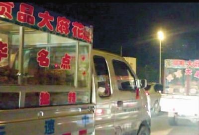  5月9日晚11点，“麻花车”结伴离开返回位于东岸乡的生产窝点。（非正常拍摄)