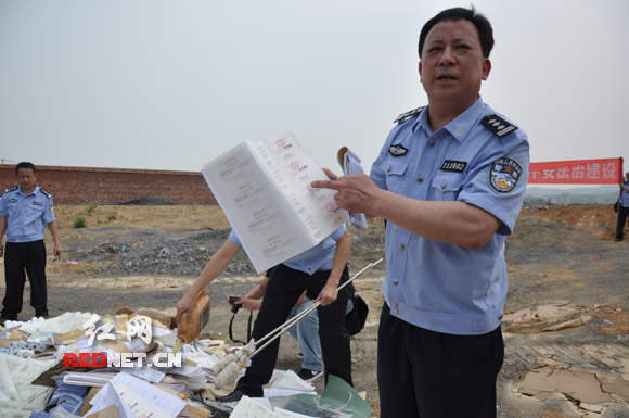 永州市公安局经侦支队支队长刘崇华(中)称,这批假发票涉及二十余省,票面金额超过两亿元。)