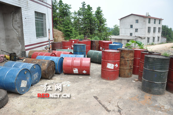 在冷水滩区上岭桥镇刚被端掉的地沟油加工窝点,现场还没运出的地沟油多用化工原料桶装载。