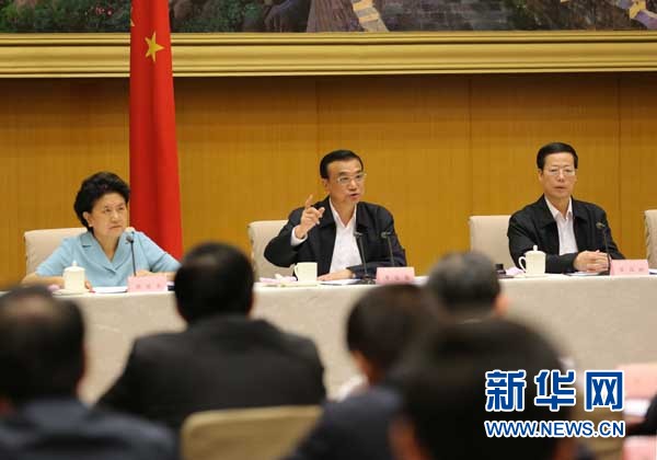 5月13日,国务院召开全国电视电话会议,动员部署国务院机构职能转变工作。中共中央政治局常委、国务院总理李克强发表讲话。 新华社记者刘卫兵 摄