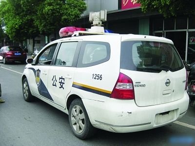公安部123号令颁布以来,路上不按规定悬挂车牌的机动车着实少了不少。然而,日前常州网友发现,一辆经过涂装的制式警车竟然未按规定悬挂后车牌,交强险、环保、年检等标志也都没了踪影。该网帖引起了常州市副市长、公安局长尚建荣的关注,他在网帖上批示“严肃查处”。