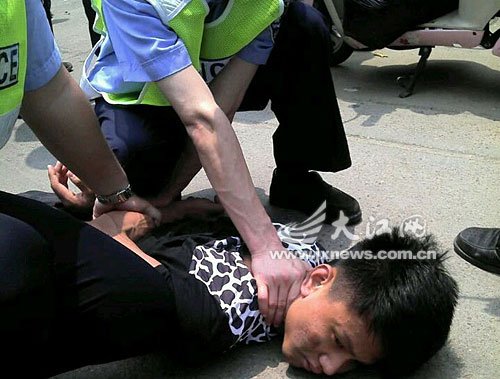 女子违规被交警处罚 朋友恐吓称不退钱砍死全家