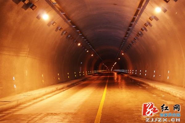 张家界阳龙公路恢复通行 梨子坪隧道增设反光标识