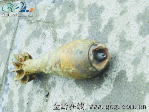 中学生捡到炮弹带到学校玩当地警方安全引爆（图）