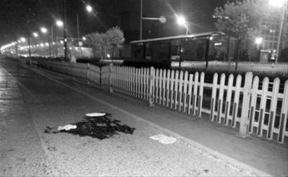 女孩凌晨被碾在洒水车下身亡同行女孩被吓瘫(图)