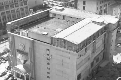 锦缘娱乐会所顶楼搭建了大片的蓝顶简易房屋