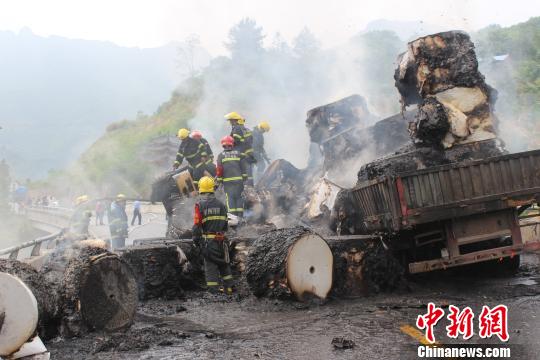 浙江210省道两车相撞引发大火车上4人全部遇难