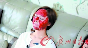 脸上敷满生肉的韩国女性。