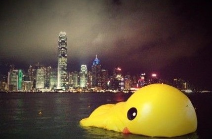 香港大黄鸭漏气 韩寒调侃:禽流感太可怕(图)