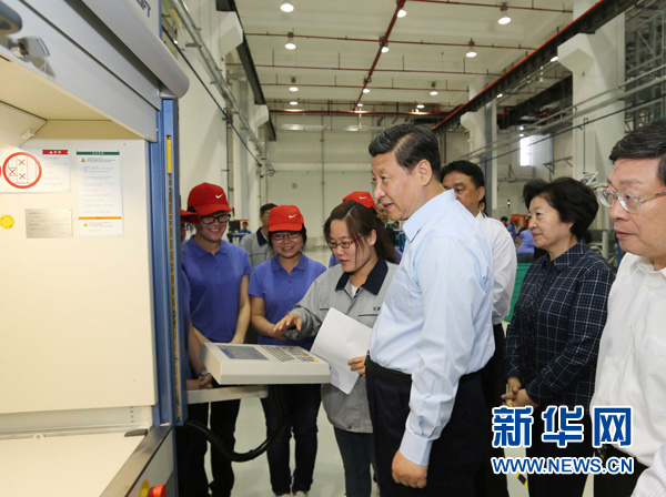 5月14日至15日，中共中央总书记、国家主席、中央军委主席习近平在天津考察工作。这是习近平在天津职业技能公共实训中心观看学员进行数控机床操作训练。新华社记者兰红光摄