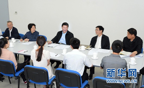5月14日至15日，中共中央总书记、国家主席、中央军委主席习近平在天津考察工作。这是习近平在天津职业技能公共实训中心与高校毕业生、失业人员、农村富余劳动力代表座谈。新华社记者李涛摄