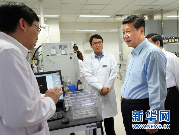 5月14日至15日，中共中央总书记、国家主席、中央军委主席习近平在天津考察工作。这是习近平在天津国际生物医药联合研究院分析测试中心向科技人员了解国家创新药重大专项课题研发情况。新华社记者兰红光摄