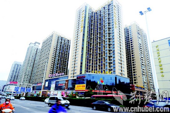 图为：街道口片区的购物中心 记者李辉摄