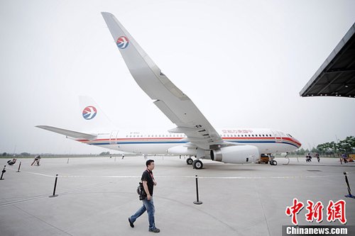 5月17日，中国首架鲨鳍小翼的空客A320飞机在空中客车天津飞机交付中心交付于中国东方航空公司。该架飞机亦是空客天津A320系列飞机总装线装配的第一架鲨鳍小翼的A320飞机，也是该总装线下线的第126架空客A320系列飞机。中新社发 佟郁 摄