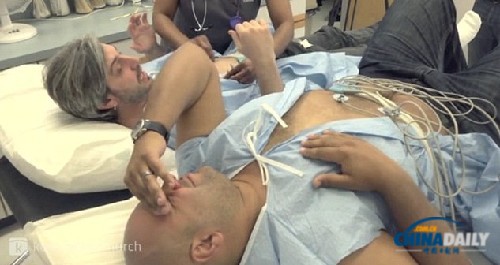 美国两男子模拟分娩过程 疼痛难忍称赞母亲是英雄