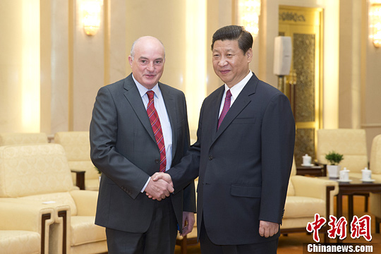 5月17日，中国国家主席习近平在北京人民大会堂会见爱尔兰众议长巴雷特、参议长伯克。图为习近平与爱尔兰众议长巴雷特握手。中新社发 盛佳鹏 摄