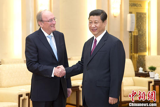 5月17日，中国国家主席习近平在北京人民大会堂会见爱尔兰众议长巴雷特、参议长伯克。图为习近平与爱尔兰众议长巴雷特握手。中新社发 盛佳鹏 摄