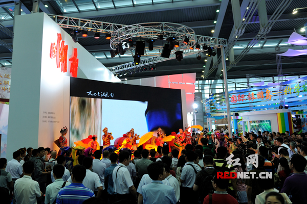 第九届深圳文博会在深圳会展中心开幕，湖南主展馆位于深圳会展中心1号馆，分为表演区、互动区和交易区。