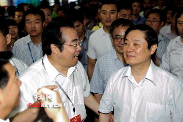 中共中央政治局委员、中宣部长刘奇葆（右）来到文博会湖南主展区视察。