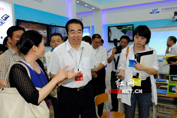 湖南省委常委、宣传部长许又声参观数字湖南展区。
