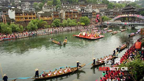 水上接龙、两岸跳花场景。