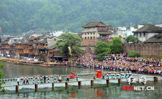 迎亲队伍从跳岩上缓缓走来。
