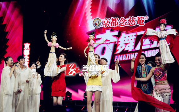 评审们上台试玩木偶