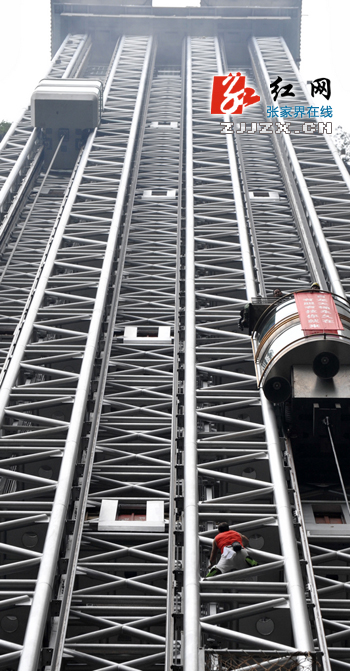 法国“钢铁侠”成功挑战张家界百龙天梯(组图)