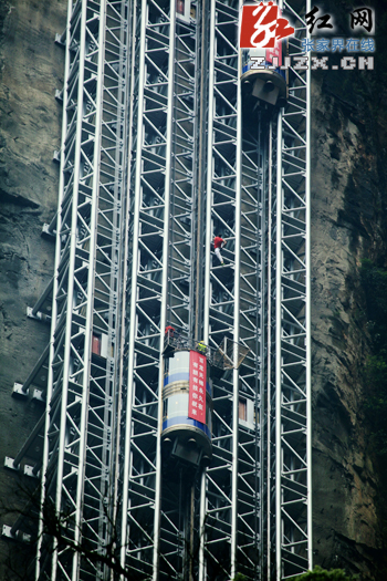 法国“钢铁侠”成功挑战张家界百龙天梯(组图)