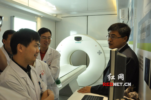 车上全套的放射、超声等先进诊断设备及专家团队吸引住基层医生们。