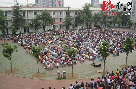 湘纺小学3000余名家长和学生参加感恩报告会
