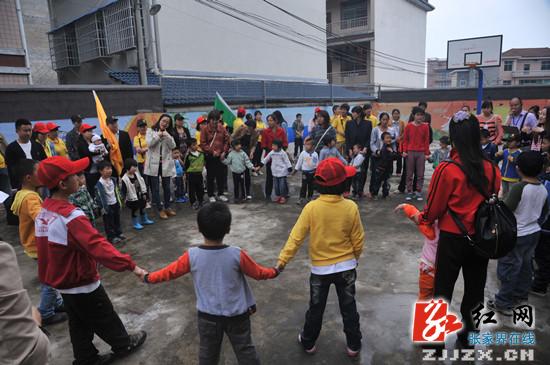 张家界:70名爱心人士向自闭症儿童献爱心