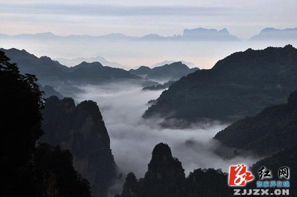 张家界黄石寨同现云海朝霞胜景(组图)