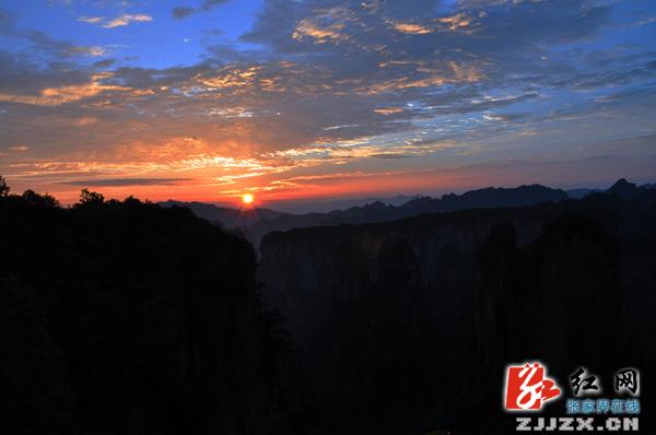 张家界黄石寨同现云海朝霞胜景(组图)