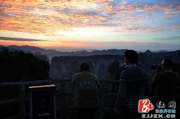 张家界黄石寨同现云海朝霞胜景(组图)