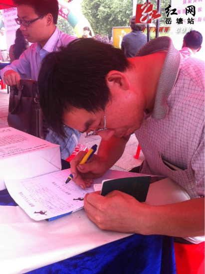 庆全国助残日 市残联开展帮扶贫困残疾人活动