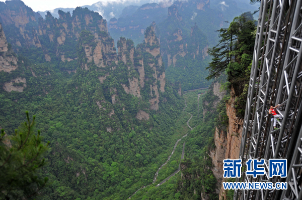 5月18日,让·米歇尔·卡萨诺瓦在攀爬中。当日,法国攀爬运动员让·米歇尔·卡萨诺瓦对张家界百龙天梯钢结构井架发起挑战,他在没有安全绳索保护的情况下耗时68分26秒徒手攀爬了172米高的百龙天梯钢结构井架。新华社记者李尕摄