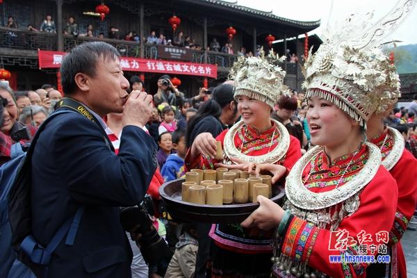 姑娘节吸引八方游客 古镇寨市焕发青春活力