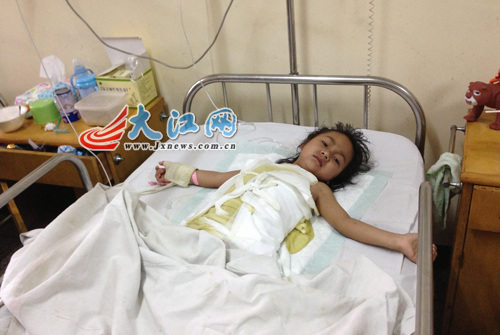 女童洗澡前不慎掉入开水桶最大心愿见妈妈一面