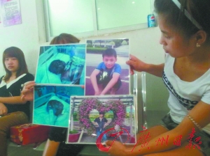 两兄弟被烧伤前后照片。