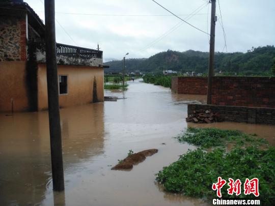 广东蕉岭遭罕见暴雨袭击300间房屋倒塌18万人受灾