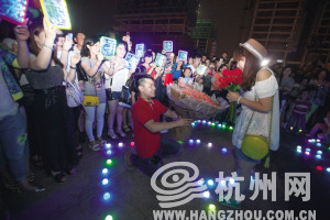 男孩求婚“收买”一队轮滑少年齐喊“嫁给他”