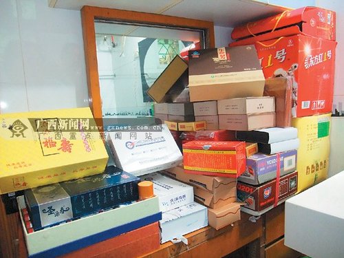 南宁一对老人5年来吃过25种保健食品 花费30万元