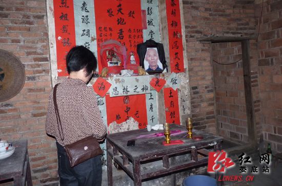 金易梅正在为死去的丈夫刘仁祥上香