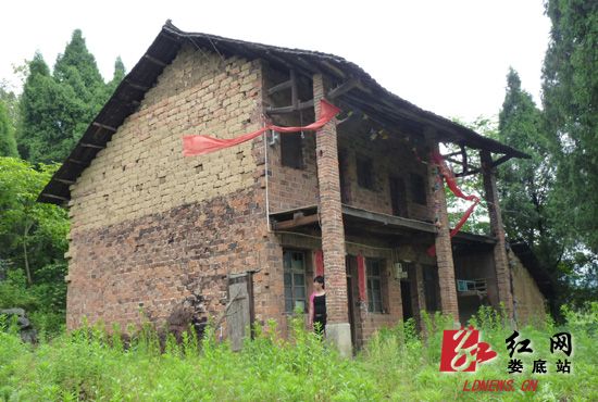 刘仁祥曾居住的老屋，其前坪已长满了荒草