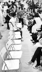 孙中钦图片说明:相亲速配环节，女多男少是常态 本报记者 孙中钦 摄