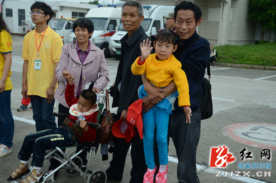 张家界牵手残障儿童 共享一片蓝天