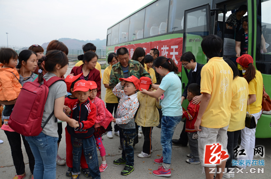 张家界牵手残障儿童 共享一片蓝天