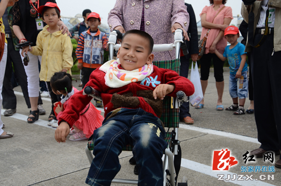 张家界牵手残障儿童 共享一片蓝天