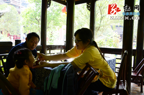 张家界牵手残障儿童 共享一片蓝天